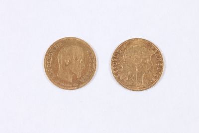 deux pièces d'or posées l'une à côté de l'autre sur une surface blanche