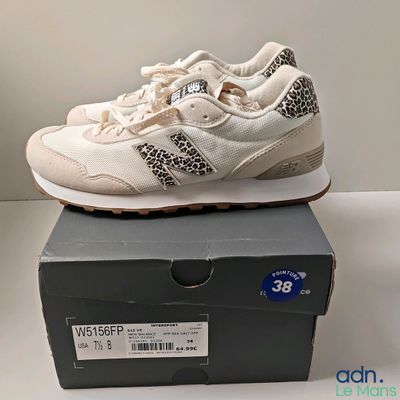 baskets adidas blanches avec un imprimé léopard sur le côté