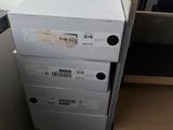 des boîtes empilées les unes sur les autres sur un bureau près d'une fenêtre