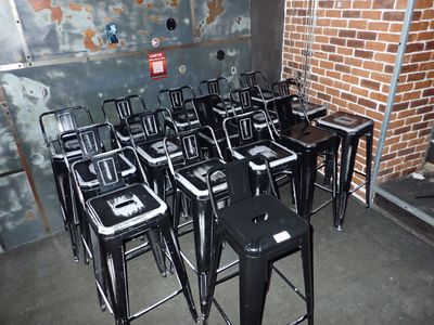 beaucoup de chaises et de tables noires dans une pièce