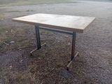 une table posée à même le sol, dans la terre