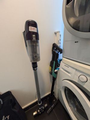 une photo d'un lave-linge et d'un sèche-linge dans une buanderie
