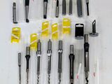 un grand nombre d'outils posés sur la table