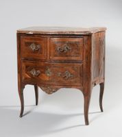 Petite commode galbée en placage de bois de violette ouvrant…