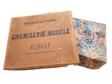 une boîte marron ornée d'un motif bleu et blanc