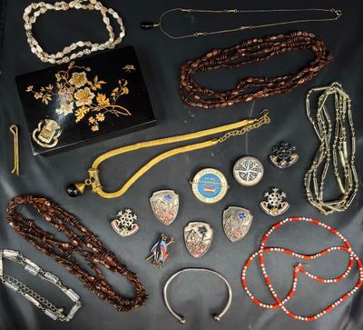 de nombreux types de bijoux posés sur une table noire