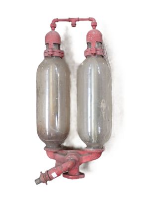deux bouteilles d'eau reliées à un tuyau