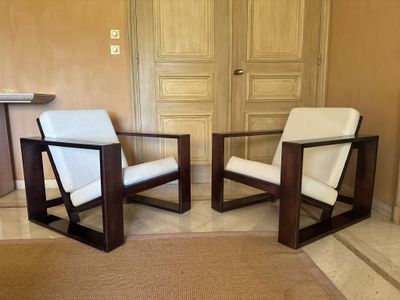 two chairs that are sitting next to each other in a room