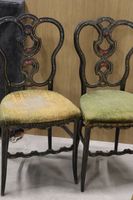 Lot de quatre chaises charivari : trois en bois noirci, incr… (photo 2)