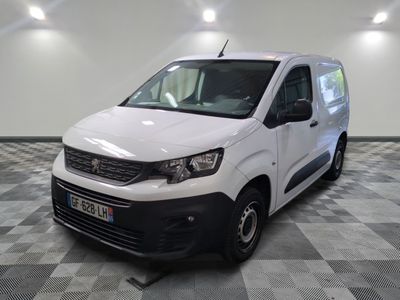 la photo d'une camionnette blanche sur un sol en damier