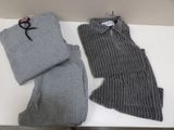 deux vêtements posés sur une table à côté d'une paire de chaussures