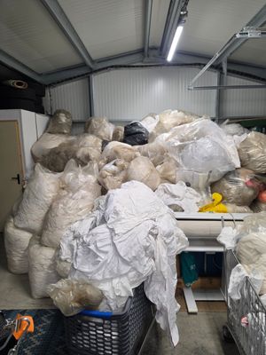 une grande pile de sacs remplis d'objets dans un garage