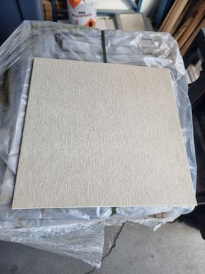 un morceau de carton posé sur une table