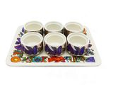 un plateau avec six tasses et un plateau avec quatre tasses
