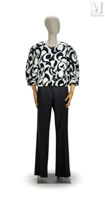 Haut et pantalon noir et blanc pour femme, présentés sur un mannequin