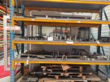 un grand porte-outils sur lequel sont rangés de nombreux types d'outils différents