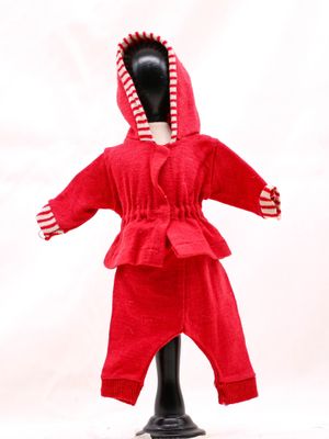 poupée vêtue d'une tenue rouge composée d'un sweat à capuche et d'un pantalon rayé