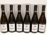 six bouteilles de vin sont alignées en rang devant une boîte