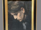 portrait d'une femme en robe noire avec un cadre doré