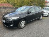 une photo d'une voiture noire garée sur le bord de la route
