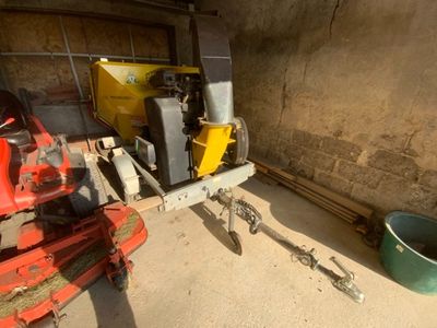 une photo d'un garage avec une machine et un seau
