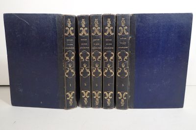 une pile de quatre livres bleus empilés les uns sur les autres