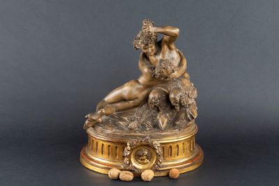 une statue de femme assise sur une table