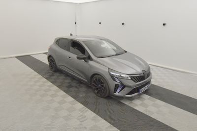 une image représentant une voiture grise dans une pièce blanche