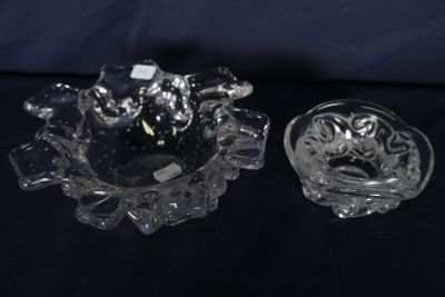 un saladier en verre et un petit saladier en verre posés sur une table