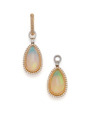 une paire de boucles d'oreilles en oplite et diamants
