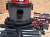 un gros plan d'un aspirateur rouge et noir posé sur une table