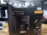 emballage d'une machine à café posée sur une table en bois