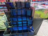 un aquarium au milieu d'un magasin