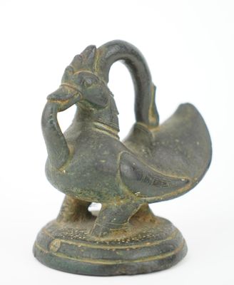 une statue représentant un oiseau perché au sommet d'un socle