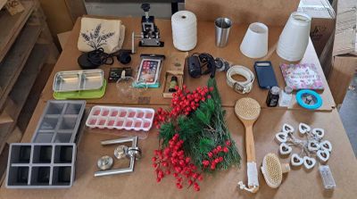 une table sur laquelle se trouvent plusieurs objets