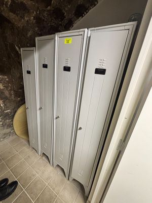 trois casiers placés les uns à côté des autres dans une pièce