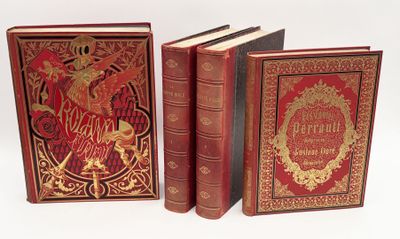 trois livres sont alignés sur une surface blanche