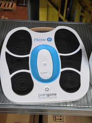 un appareil de massage des pieds électrique bleu et blanc posé sur une table