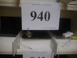 une pancarte indiquant « 940 » posée sur une étagère dans un magasin