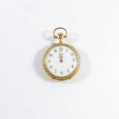 une montre de poche en or avec un cadran blanc sur une surface blanche