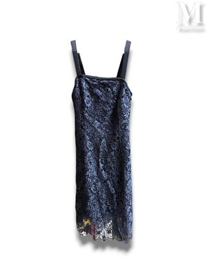 La robe est bleue et présente un motif floral.