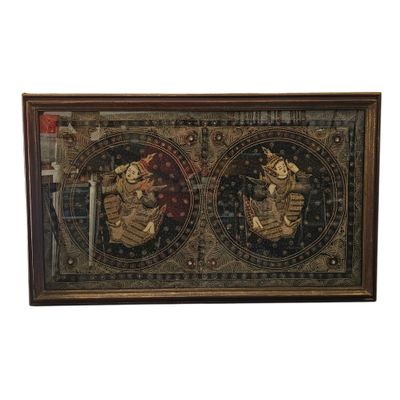 a picture of a picture of two cats on a clock