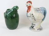 deux vases placés l'un à côté de l'autre