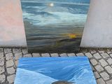 tableau représentant une scène de plage, avec une peinture représentant une mouette et une peinture représentant un coucher de soleil