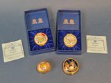 deux petites boîtes contenant chacune une broche, et une petite boîte contenant une broche, et une petite boîte contenant une broche, et une broche