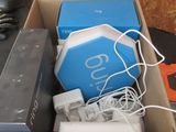 une boîte en carton contenant un ensemble d'appareils électroniques