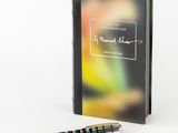 une image représentant un livre devant lequel se trouve un stylo