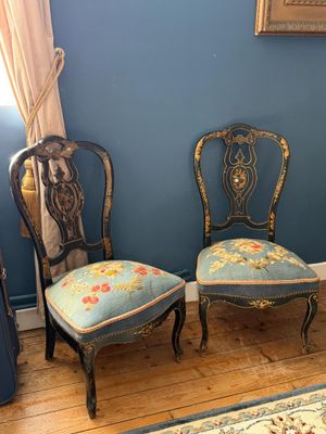 deux chaises assises l'une à côté de l'autre sur le sol