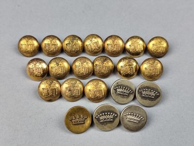 un lot de boutons en or ornés de couronnes