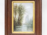 une peinture à l'huile représentant une scène fluviale avec des arbres et des bâtiments en arrière-plan